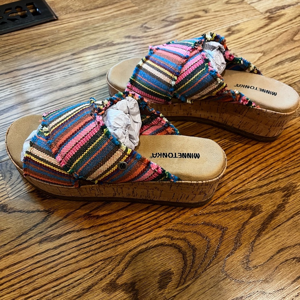 NEW Minnetonka Posey Pink Sunset Sandals Women’s 8M